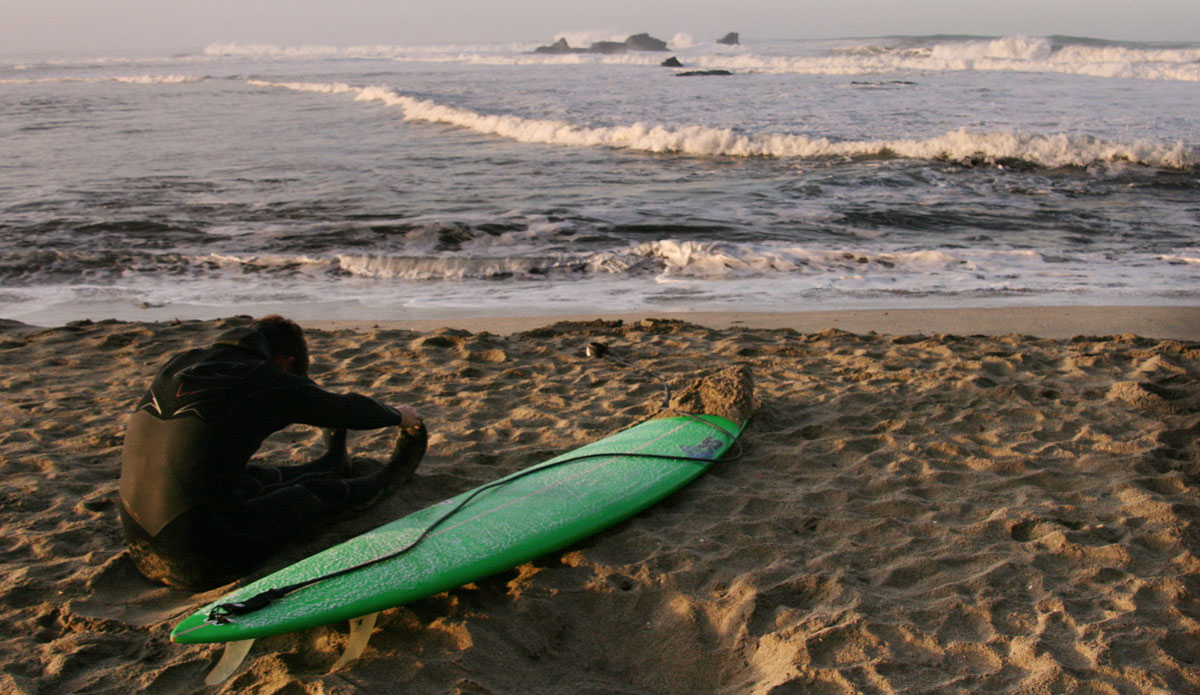 Colin Dwyer stretching before the paddle out to Mavs. Photo: <a>Shannon Marie Quirk</a>