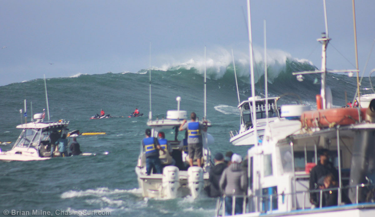 Spectators watch from the channel. Photo: <a href=\"https://www.chasingsurf.com/\">Brian Milne</a>