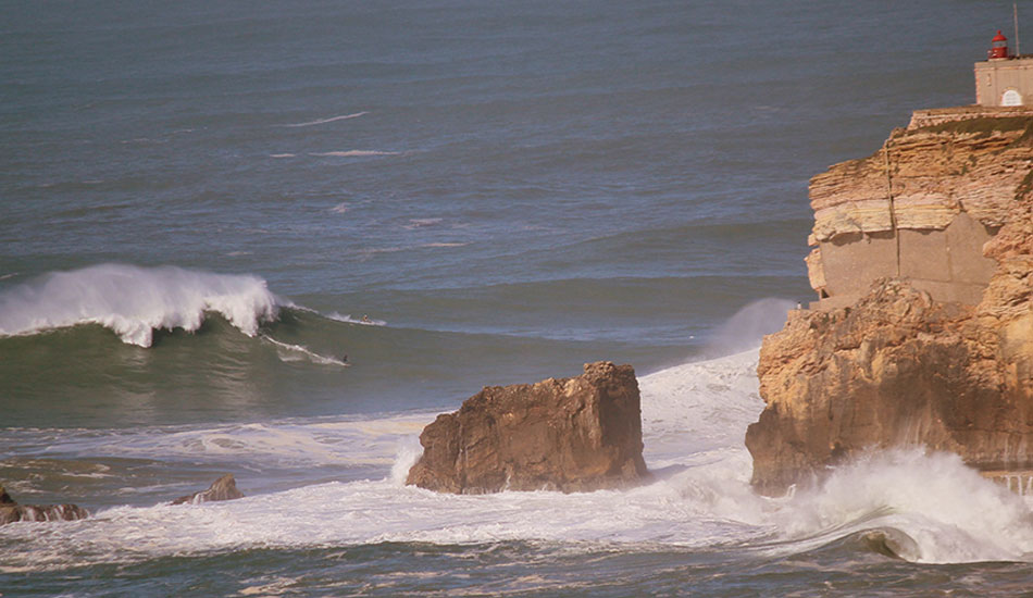 Hugo Vau Surfs between the canyon. Photo: <a href=\"https://www.theinertia.com/author/jose-pinto/\">Jose Pinto</a>