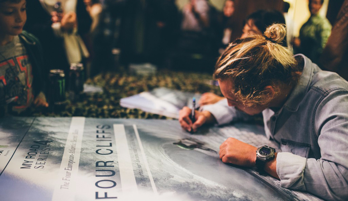 Signing autographs for the fans. Photo:  Lennart Ritscher