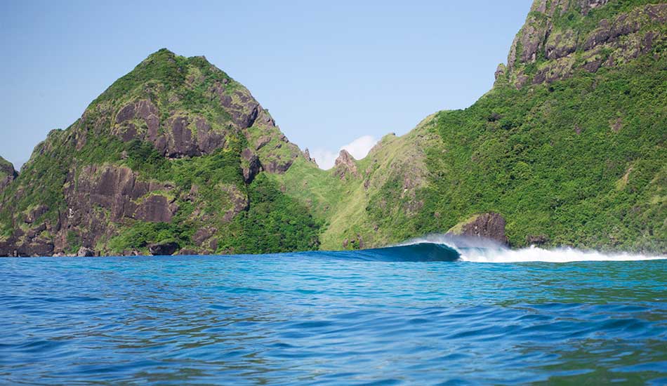 No one but myself and a few sea turtles to watch this hypnotizing right machine. Photo: <a href=\"https://www.nickliotta.com\">Nick Liotta</a>