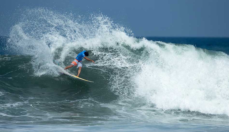 The Spartan lived up to his namesake taking down big names with big carves until he met the Champ in the finals. Photo: <a href= \"https://www.oakleyprobali.com/photos/\">Russ Hennings</a>