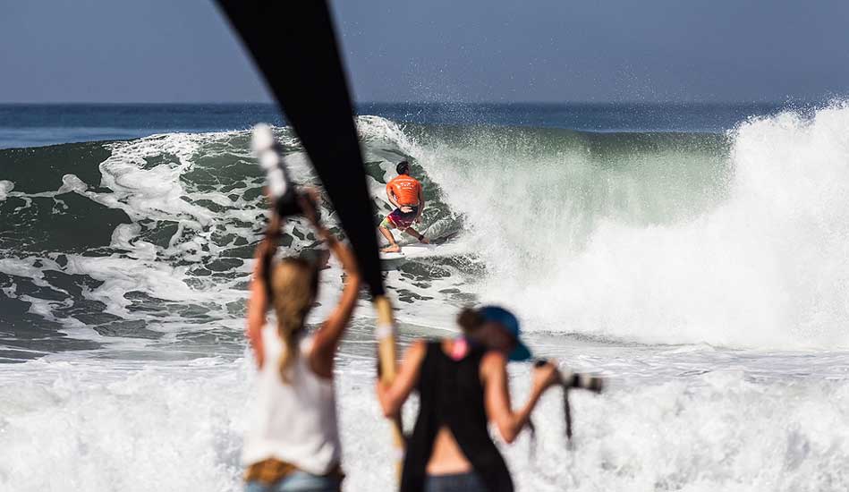 \"Was that a...yep, just had to be sure.\" One of Parko\'s perfect 10s. Photo: <a href= \"https://www.oakleyprobali.com/photos/\">Mick Curley</a>