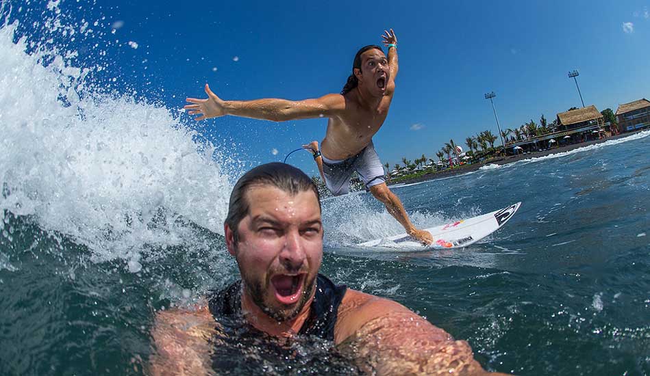 Jordy Smith has some fun in the sun on a lay day. Photo: <a href= \"https://oakleyprobali.com/photos/\" target=_blank>Hennings</a>