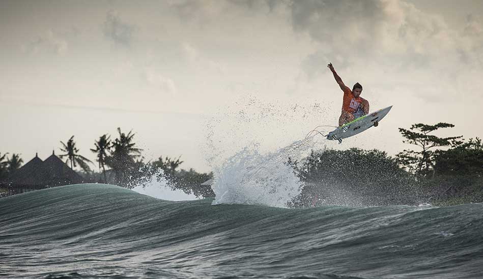 Julian Wilson boosting way out on Day Two. Photo: <a href= \"https://oakleyprobali.com/photos/\" target=_blank>Hennings</a>