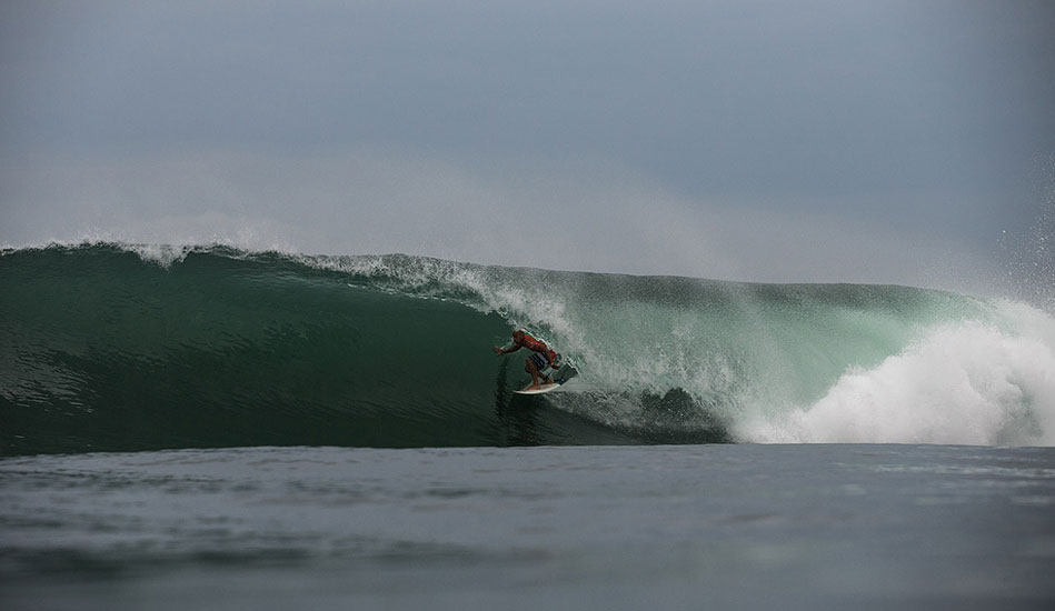Kelly Slater in a flawless barrel in his Round 2 heat against Jack Robinson. Photo: <a href= \"https://oakleyprobali.com/photos/\" target=_blank>Hennings</a>
