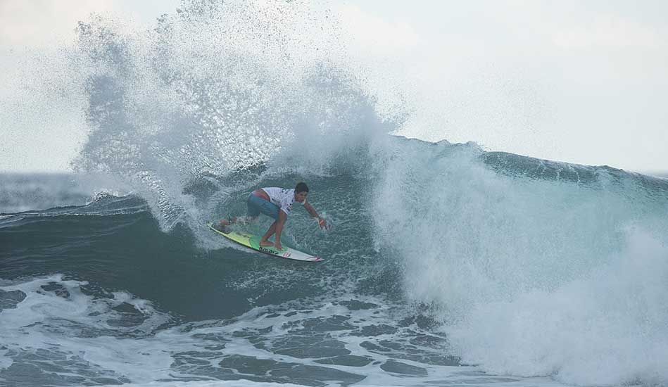 Despite a serious backhand, Gabriel Medina lost his Round 1 heat. Photo: <a href= \"https://oakleyprobali.com/photos/\" target=_blank>Hennings</a>