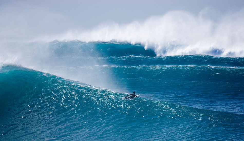 A lone surfer at the Da Hui Backdoor Shootout, Pipeline. Photo: <a href=\"https://seandavey.com//\" target=_blank>Sean Davey</a>