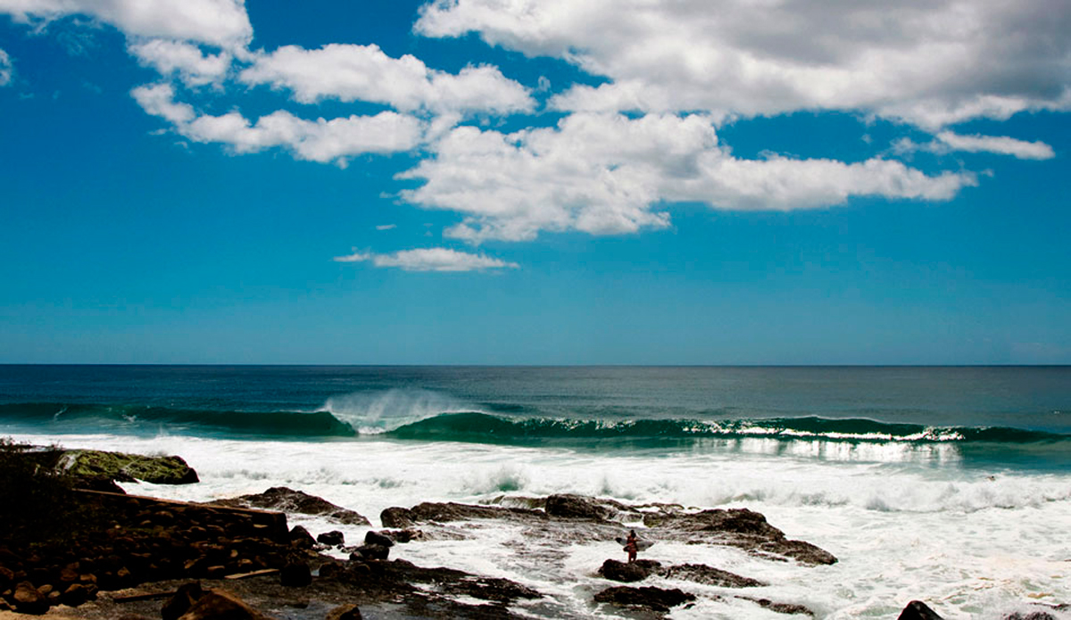 PERFECT CURL - SNAPPER ROCKS, AUSTRALIA. This is actually the first part of the wave at Snapper, breaking at the north end of a little cove called Froggies and just about to run through the gauntlet into Snapper. Photo: <a href=\"https://www.bluespherephotography.com\">Shelli Bankier</a>