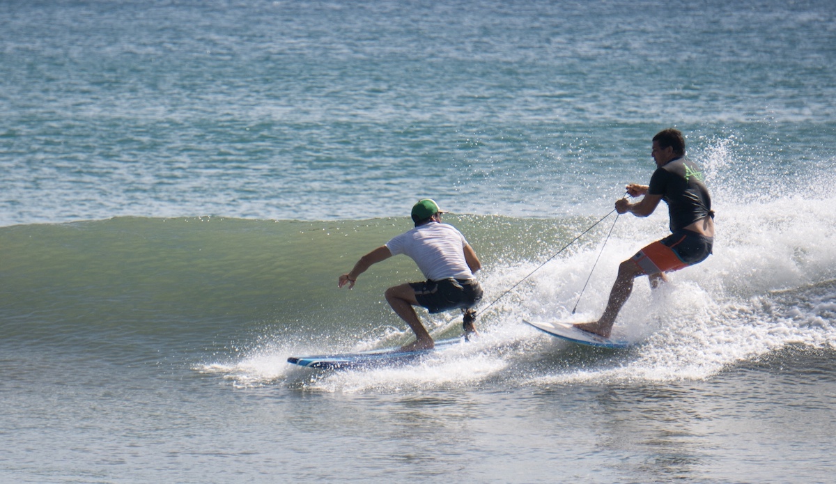The local takes matters into his own hands, grabbing the guy\'s leash. Photo: <a href=\"https://www.instagram.com/isragram/\"> Israel Leal </a>