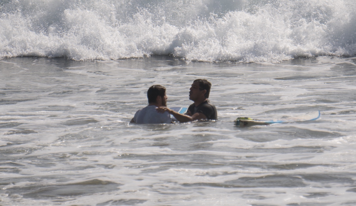 Then, the offender gets a talking to. Photo: <a href=\"https://www.instagram.com/isragram/\"> Israel Leal </a>