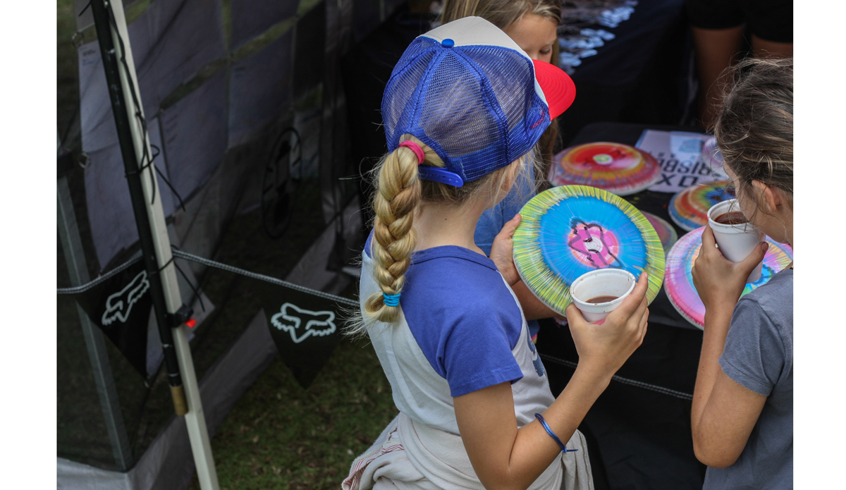 Two youngsters check out each others\' custom Fox frisbees. Photo: <a href=\"https://www.danegrady.com/\">Dane Grady</a>