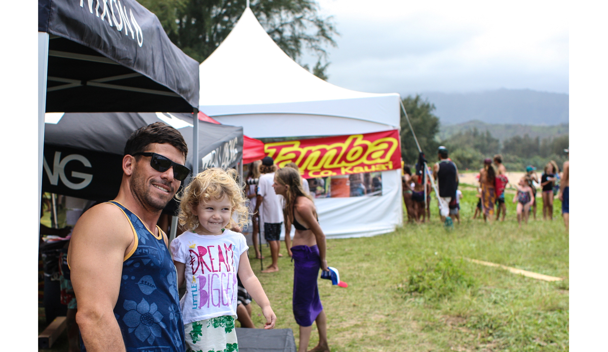 Kamalei Alexander grabs a quick pose with is daughter. Photo: <a href=\"https://www.danegrady.com/\">Dane Grady</a>