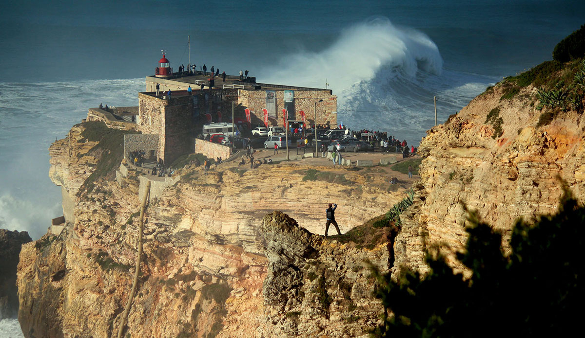 Some photographers take serious risks. Photo: <a href=\"https://www.facebook.com/profile.php?id=100008446928071\"> Jose Pinto</a>