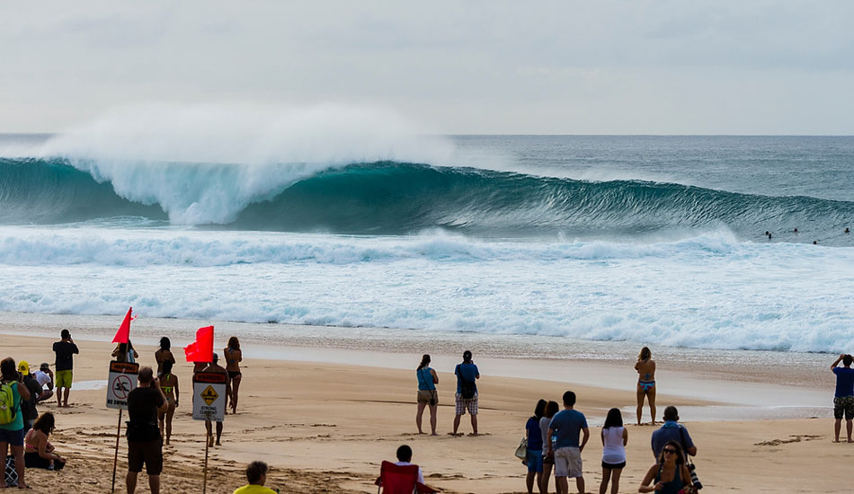 Pipeline line-up. Photo: <a href=\"https://www.joliphotos.com/\">Peter Joli Wilson</a>