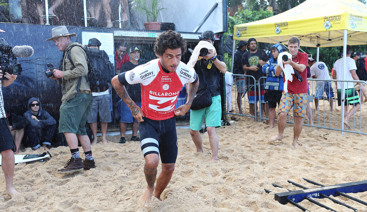  Filipe Toledo of Brasil (pictured) ready for his Round 2 heat at the Billabong Pipe Masters at Pipeline. Photo: <a href=\"https://www.worldsurfleague.com/\">WSL</a>/<a href=\"https://www.instagram.com/kc80/\">Cestari</a>