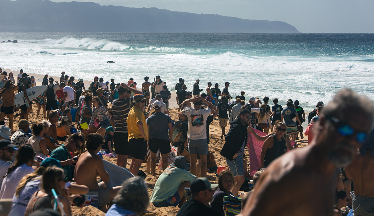 The crowd looking towards Haleiwa. 