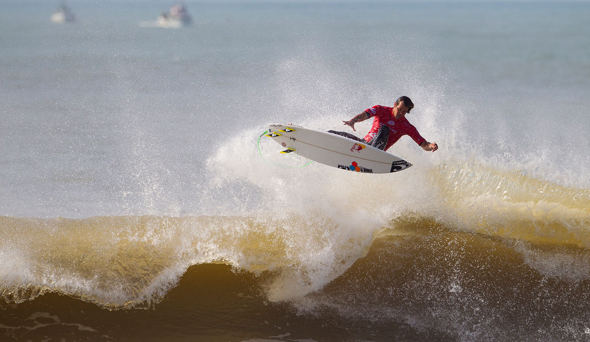 Jordy Smith advanced into Round 4 of the Moche Rip Curl Pro posting a near perfect 9.50 score. Smith won the heat with a 15.83. Photo: <a href=\"https://www.aspworldtour.com/\">Kirstin Scholtz</a>