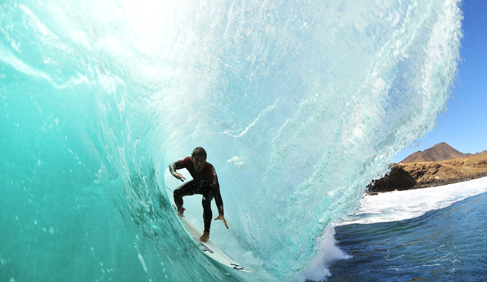 Eduardo Acosta discovering a wave in the Atlantic. Photo: <a href=\"https://www.josevglezvisions.com\" target=_blank>Jose V. Glez.</a>