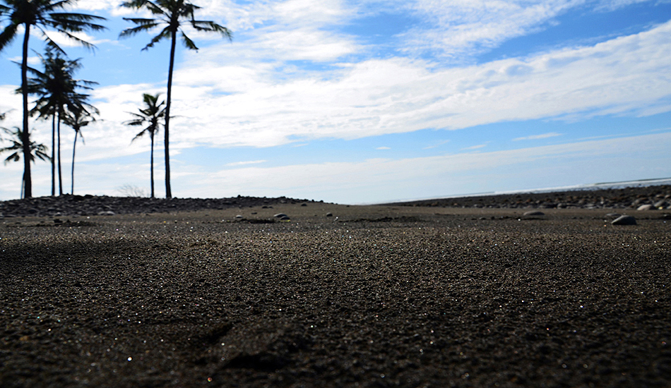 Black sand. Photo: <a href=\"https://www.laure-helene-thibaud.com/\" target=_blank>Laure-Hélène Thibaud</a>.