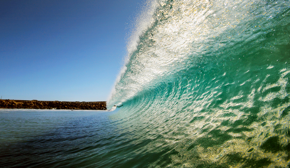 El foso de Tarifa, cuando rompe se convierte en una tubería rápida y cristalina.
El Foso in Tarifa, when it breaks it\'s a fast and clear barrel. Image: <a href=\"https://lucashoot.blogspot.com\">Tozzi</a></em></strong>