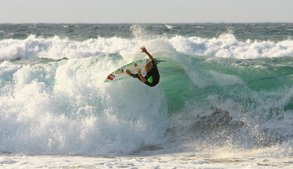 Ke11y en Sopelana, cuando todos decidimos huir de esta situación, el superhombre ataca el labio.
Ke11y in Sopelana, when everyone else would have decided to escape from this situation, Superman attacks the lip. Image: <a href=\"https://lucashoot.blogspot.com\">Tozzi</a></em></strong>