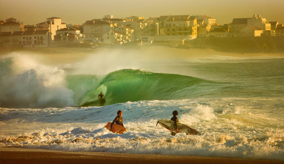 Mi mas sincera admiración para los bodyboardes portugueses: auténticos espartanos que dominan el Pipe Portugues: Supertubos.
I have sincere respect for bodyboarders. They are Spartans proficient in the Portuguese Pipe: Supertubes. Image: <a href=\"https://lucashoot.blogspot.com\">Tozzi</a></em></strong>
