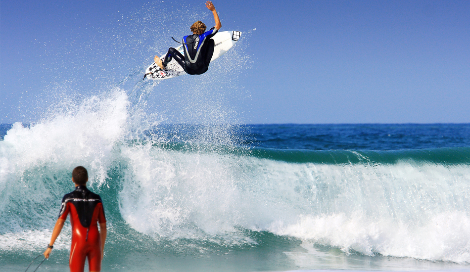 Si te estas iniciando en el surf, entras al agua y ves a Kai Otton Airlines, tienes dos opciones: darte la vueta y comprarte una raqueta de tenis, o pensar: ese voy a ser yo en unos años...
If you are a beginner, walk into the water and you see Kai Otton Airlines, you have two choices: turn around and buy a tennis racket, or think, that will be me in a few years. Image: <a href=\"https://lucashoot.blogspot.com\">Tozzi</a></em></strong>