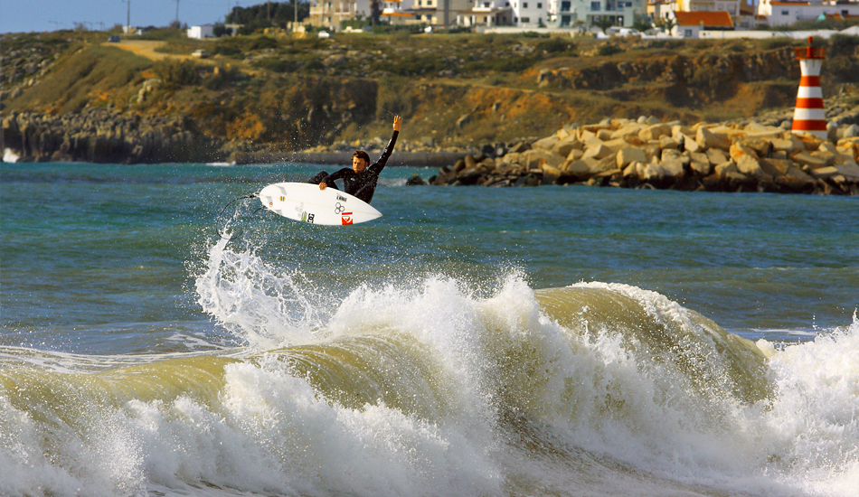 Dane Reynolds, carisma y personalidad convertidos al surfing. Volando en Supertubos.
Dane Reynolds, charisma and personality put into surfing. Flying in Supertubos. Image: <a href=\"https://lucashoot.blogspot.com\">Tozzi</a></em></strong>