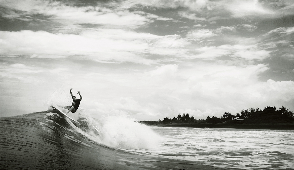 Gracias al surf he viajado por medio mundo, disfrutado de diferentes culturas, conociendo gente maravillosa de diferentes etnias y religiones. De todos esos rincones, uno de mis favoritos es la ola de Keramas, diversion 100% asegurada rodeado de gente estupenda.
Thanks to surfing, I have traveled around the world, enjoyed different cultures, meeting wonderful people of different ethnicities and religions. In all these places, one of my favorites is the wave of Keramas, 100% fun with great people. Image: <a href=\"https://lucashoot.blogspot.com\">Tozzi</a></em></strong>