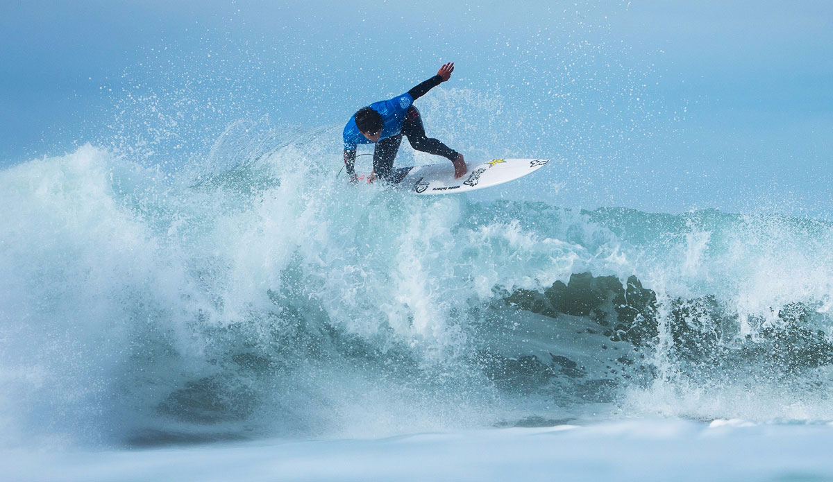 Keanu Asing of Hawaii (pictured) winning his Round 1 heat to advance into Round 3 of the Moche Ripcurl Pro Portugal. Photo: <a href=\"https://www.worldsurfleague.com/\">WSL</a>/<a href=\"https://instagram.com/damien_poullenot/\">Damien Poullenot</a>