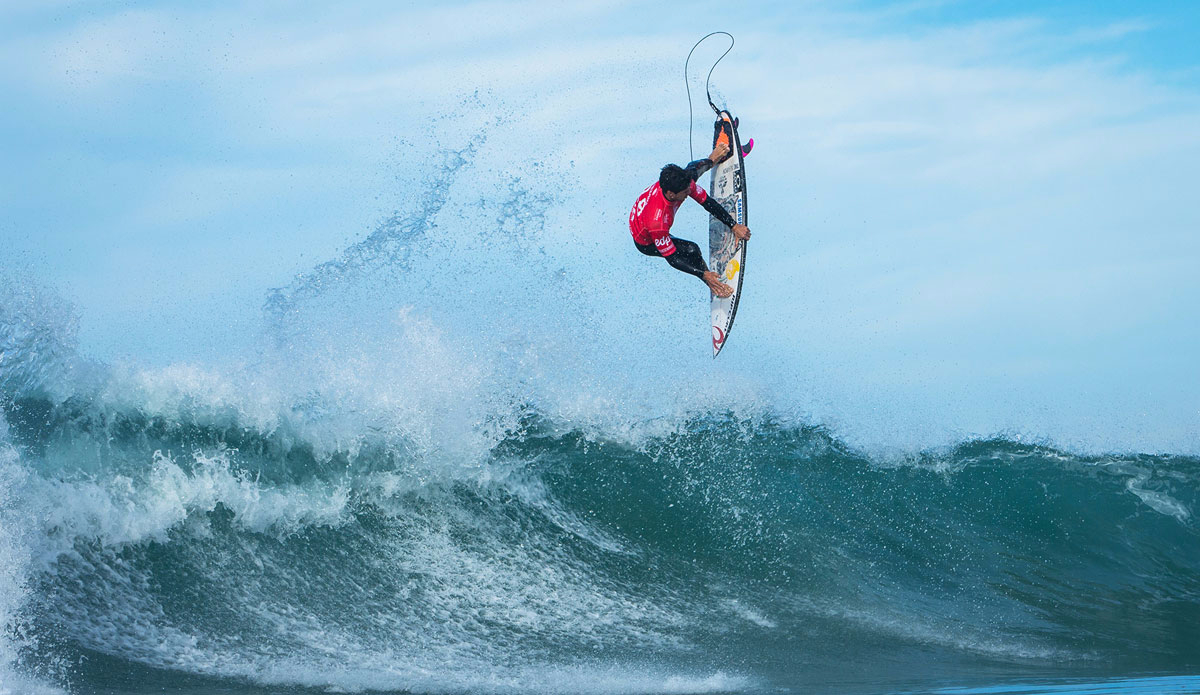 Gabriel Medina of Brasil (pictured) winning his Round 1 heat to advance into Round 3 of the Moche Ripcurl Pro Portugal. Photo: <a href=\"https://www.worldsurfleague.com/\">WSL</a>/<a href=\"https://instagram.com/damien_poullenot/\">Damien Poullenot</a>