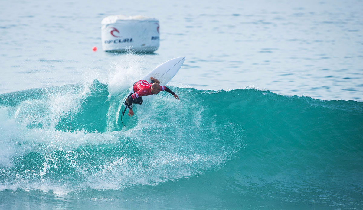 Kelly Slater of the USA (pictured) winning his Round 1 heat to advance into Round 3 of the Moche Ripcurl Pro Portugal. Photo: <a href=\"https://www.worldsurfleague.com/\">WSL</a>/<a href=\"https://instagram.com/damien_poullenot/\">Damien Poullenot</a>