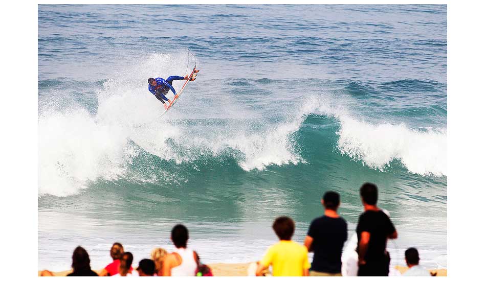 The fans on hand were treated to a bit of an air show. Photo: <a href=\"https://quiksilverlive.com/profrance/2013/\">Quiksilver</a>