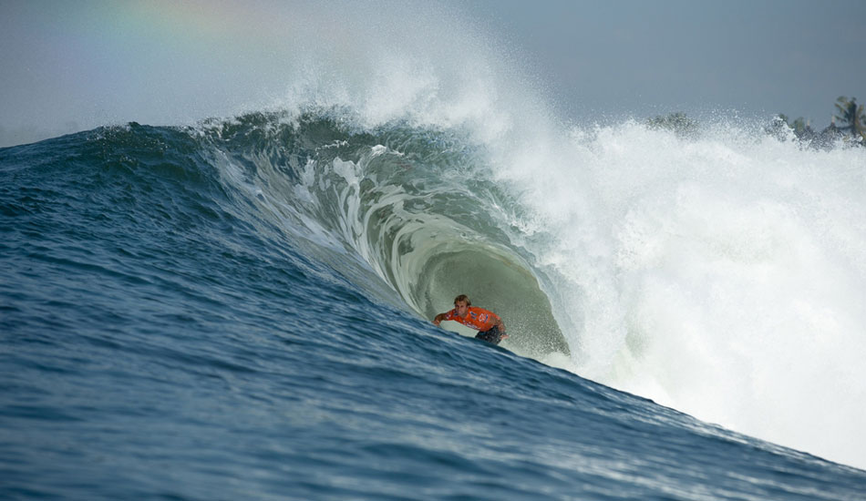 Josh Kerr weaves through a macking tube in his heat against Filipe Toledo. Photo: Hennings