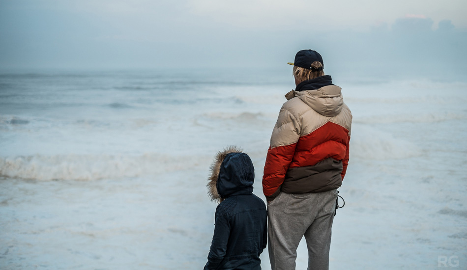 Waiting is boring but not as boring with giant waves hitting the shore and making the floor shake. Seriously. Photo: <a href=\"https://www.surfatlisbonfilmfest.com\">Ricardo Gonçalves</a>