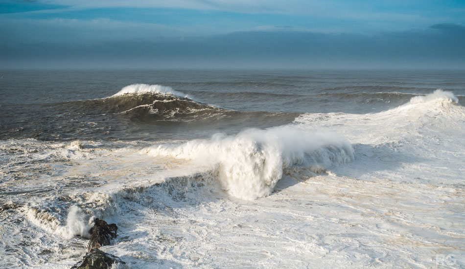 The sets kept coming and they were huge but extremely bumpy and dangerous conditions. Not a good day to break records. Photo: <a href=\"https://www.surfatlisbonfilmfest.com\">Ricardo Gonçalves</a>