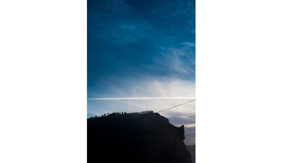 The action at this hour was also on land as crowds of people arrived. Photo: <a href=\"https://www.surfatlisbonfilmfest.com\">Ricardo Gonçalves</a>