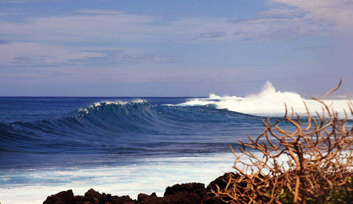 Peaks about to crash onto the reef. Photo: <a href=\"https://Instagram.com/simonjayphotos\" target=\"_blank\"> Simon Rickwood</a>