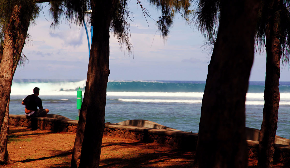 St Leu still attracts wave watchers even with no surfers out. Photo: <a href=\"https://Instagram.com/simonjayphotos\" target=\"_blank\"> Simon Rickwood</a>
