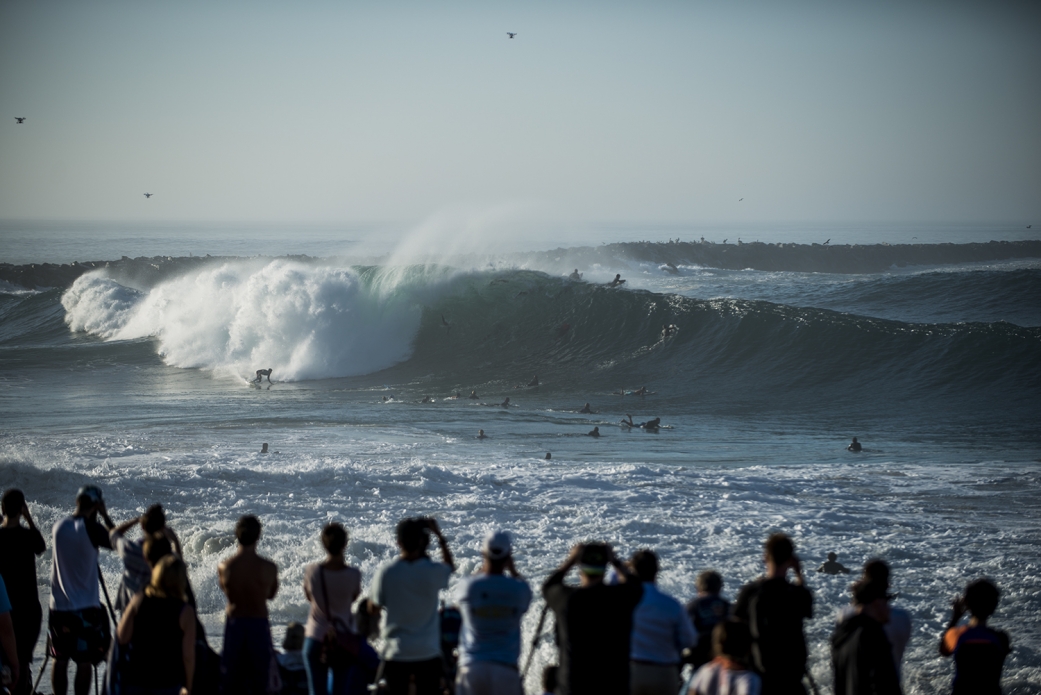 Unidentified charger about to avoid a lot of heads. Photo: <a href=\"https://www.rickyjlesser.com/\"> Ricky Lesser</a>