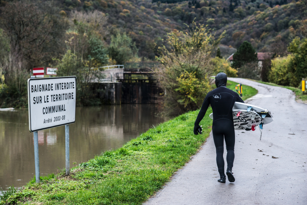 The sign says \"Swimming is Forbidden.\" Good that no one of us speaks any French… Photo: <a href=\"www.larsjacobsen.com\">Lars Jacobsen</a>
