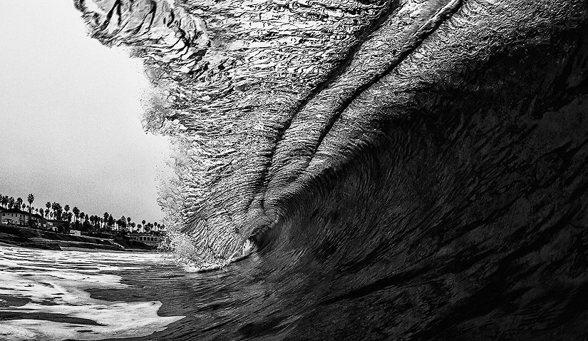 The power lines within the water. Photo: <a href=\"https://www.surfingeye.com/\" target=_blank>Ronald Hons</a>.