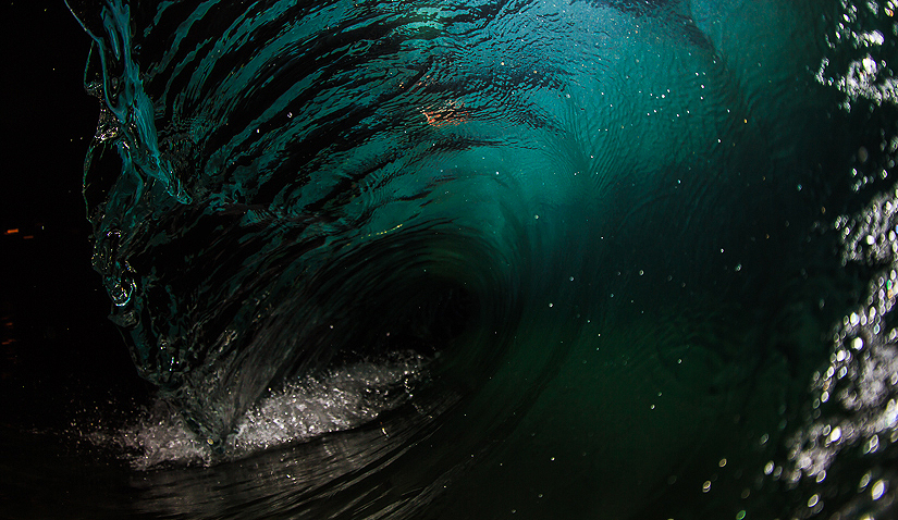 Just because the sun goes down, doesn’t mean that the waves are not still beautiful. Photo: <a href=\"https://www.surfingeye.com/\" target=_blank>Ronald Hons</a>.