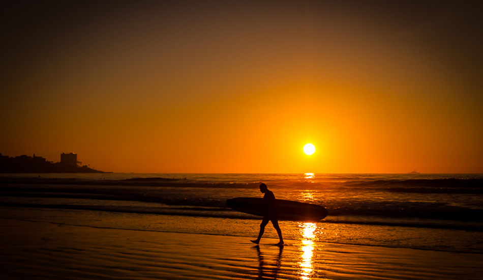 Walking off into the sunset. Photo: <a href=\"https://www.surfingeye.com/\" target=_blank>Ronald Hons</a>.