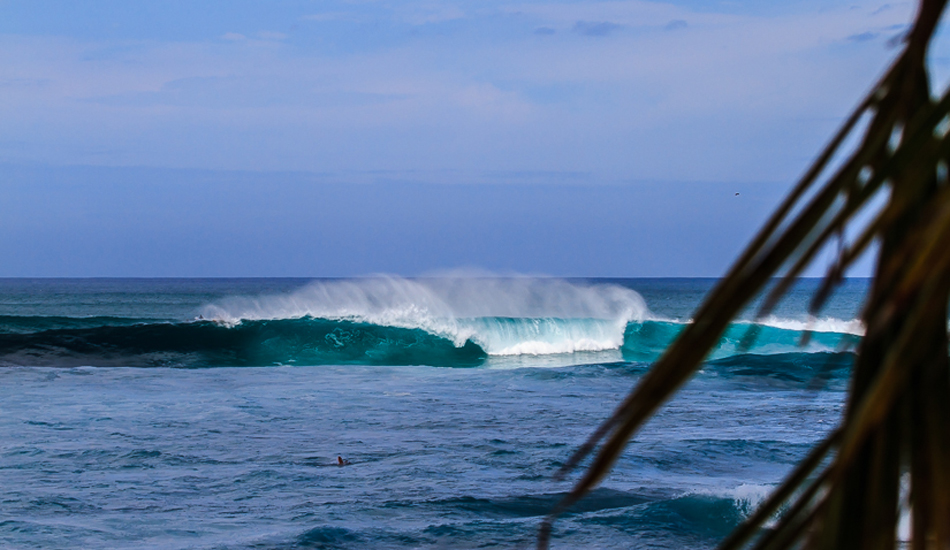 Sunset Beach shows why it\'s one of the North Shore\'s famed breaks. Photo: <a href=\"https://www.surfingeye.com/\" target=_blank>Ronald Hons</a>.