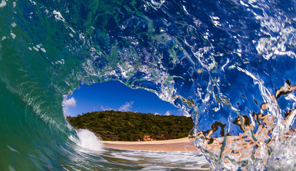 Perfect views of the Waimea Bay shoreline from inside the barrel. Photo: <a href=\"https://www.surfingeye.com/\" target=_blank>Ronald Hons</a>.