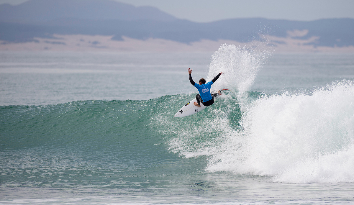Wildcard replacement Alejo Muniz caused a massive upset, defeating Filipe Toledo. Photo: Kirstin Scholtz / WSL