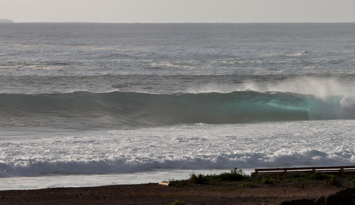 Same break, different day. Still no takers on this heavy slab. Photo: <a href=\"https://www.ryanwattersphoto.com/\">Ryan Watters</a>