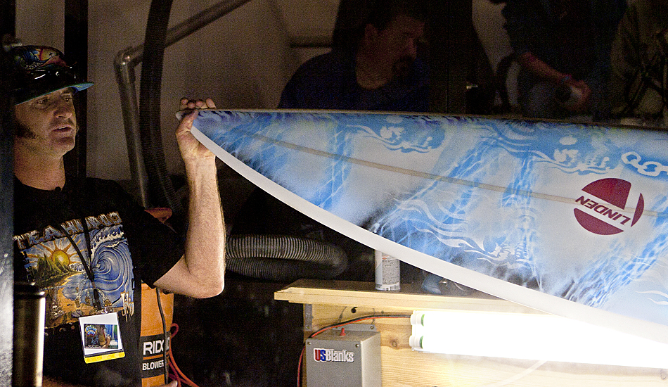 Drew Brophy shows the crowd his finished board painting on a
donated Gary Linden gun. Photo: Maggie Yount